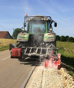 broyage de pierre au bord d'une route